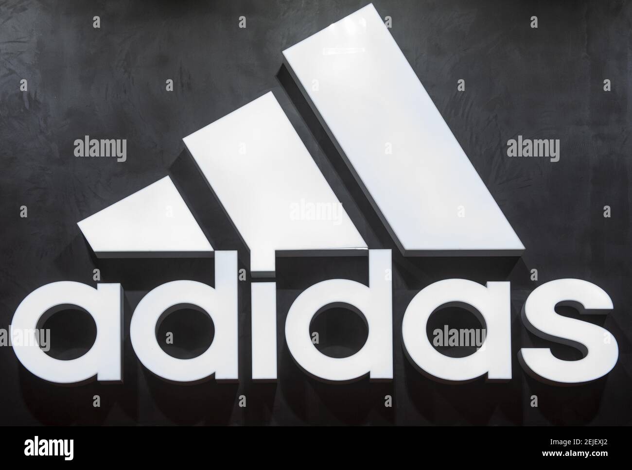 Il marchio tedesco di abbigliamento sportivo multinazionale Adidas logo è  visto a Hong Kong. (Foto di Budrul Chukrut / SOPA Images/Sipa USA Foto  stock - Alamy