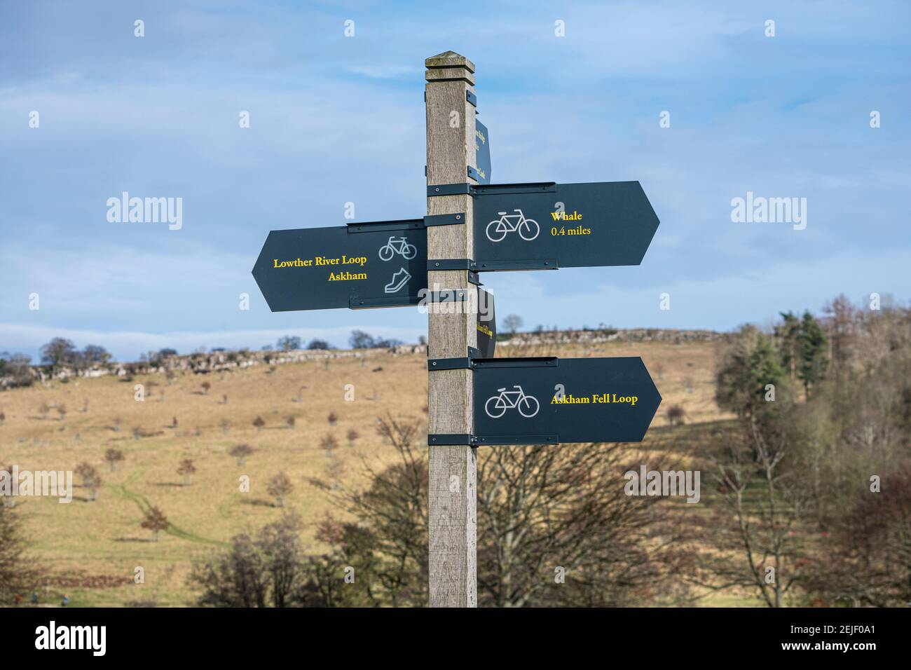 Cartelli in metallo per sentieri ciclabili e sentieri vicino a Lowther Castello nel Distretto dei Laghi Inglese Foto Stock