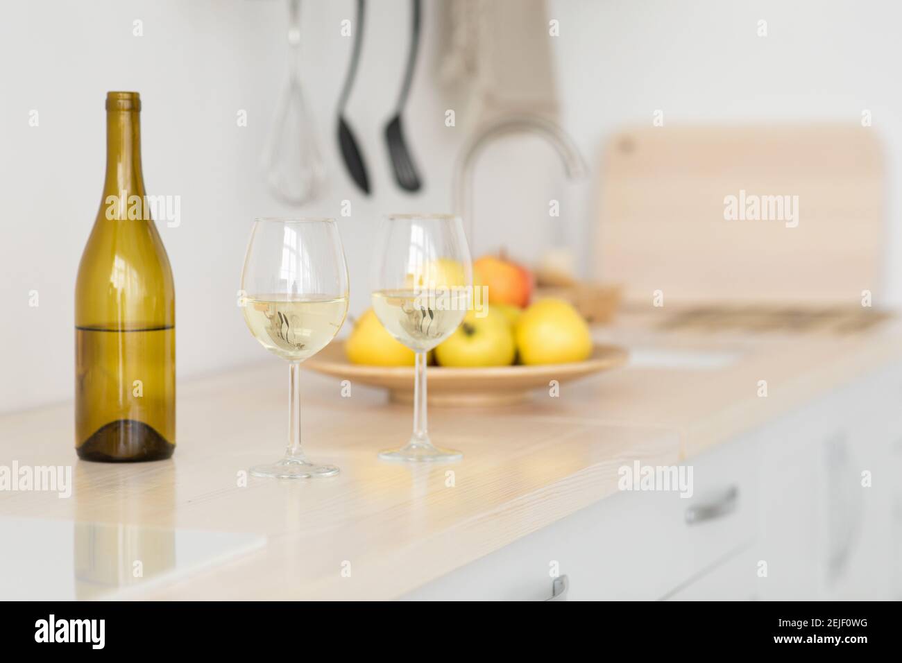 Rilassatevi di sera, autoisolamento, data e vacanza a casa con alcol e frutta Foto Stock