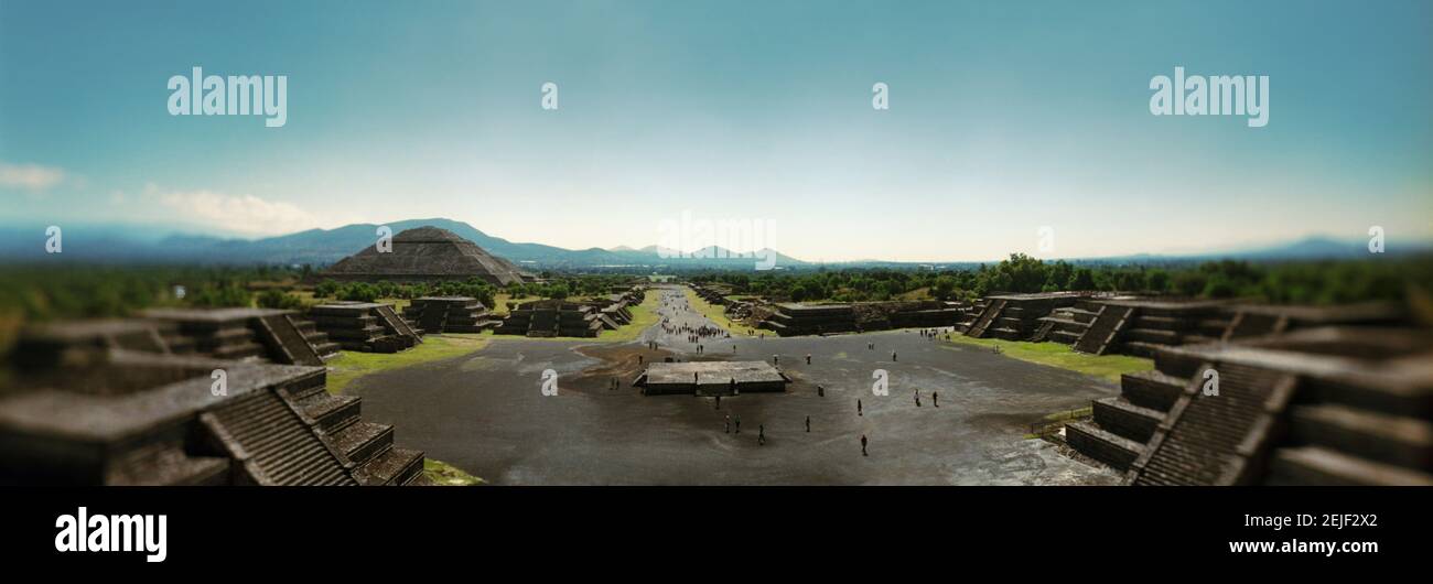 Vista elevata del sito archeologico delle piramidi di Teotihuacan nella Valle del Messico, Messico Foto Stock