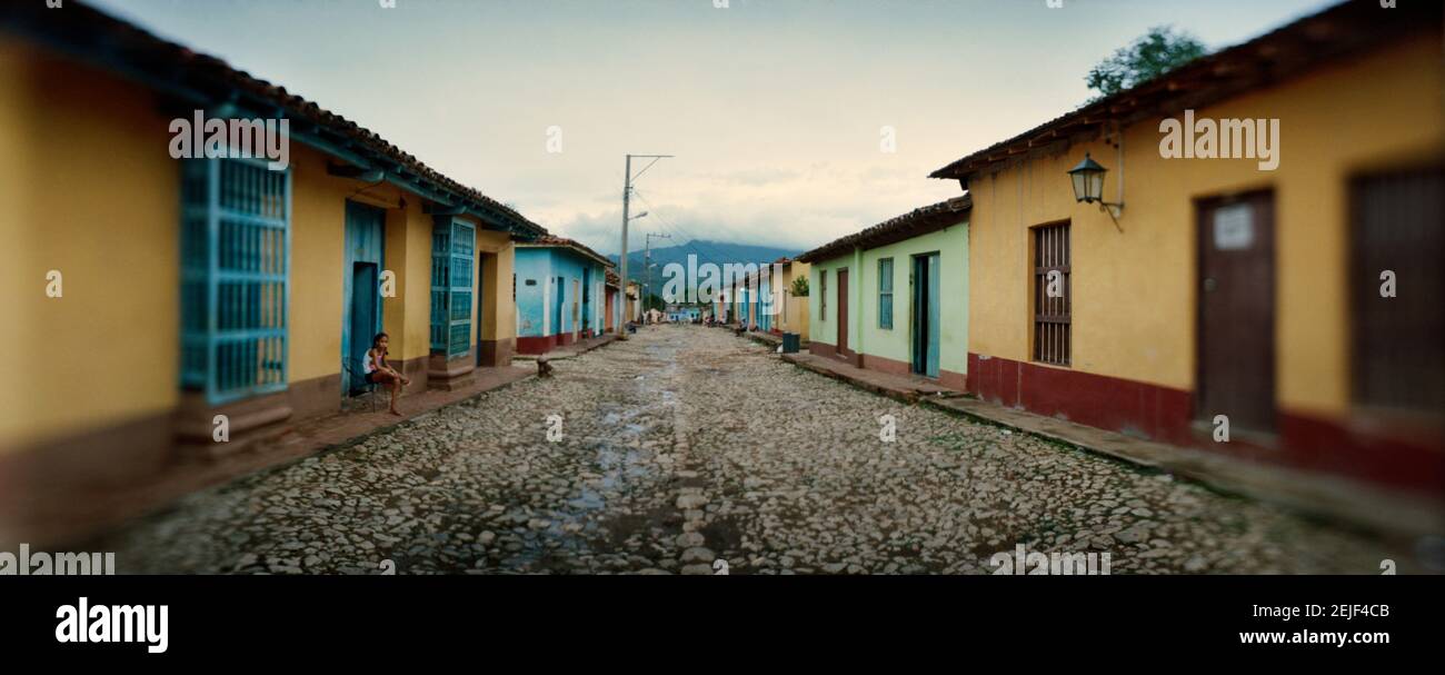 Case lungo strada acciottolata, Trinidad, Sancti Spiritus, Cuba Foto Stock