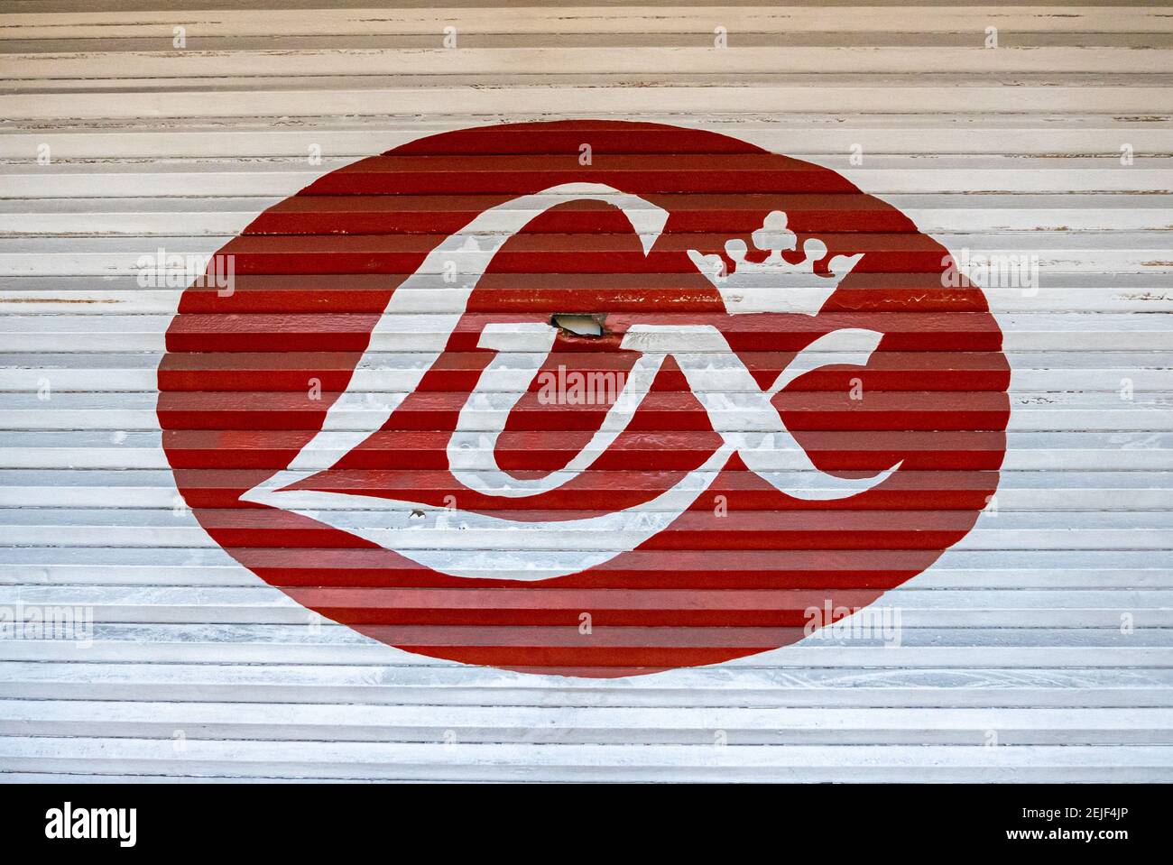 Città del Messico, Messico - 21 novembre 2016: Il logo di Lux International Vacuum Cleaners su una porta di serranda bianca corrugata in negozio. Foto Stock