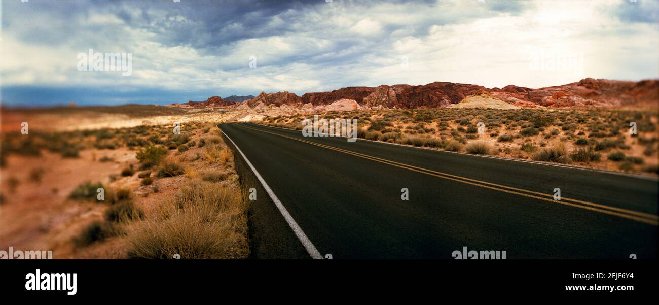 Strada vuota che attraversa il Valley of Fire state Park, Moapa Valley, Nevada, USA Foto Stock