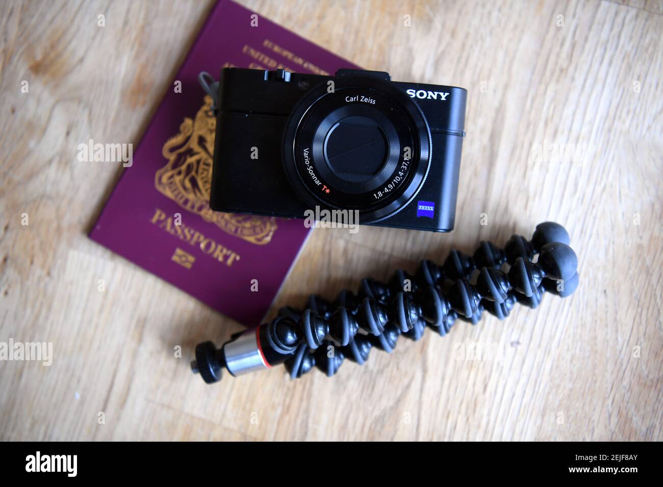 Il perfetto abito minimalista con macchina fotografica, ideale per viaggiatori, turisti e turisti. Un mini treppiede e una fotocamera compatta Sony RX100 Immagine Foto Stock