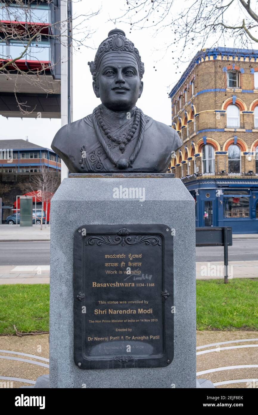 Statua di Mahatma Basaveshwara, statista indiano del XII secolo, su Albert Embankment Londra, svelata da Shri Narendra modi, PM indiano, nel 2015 Foto Stock