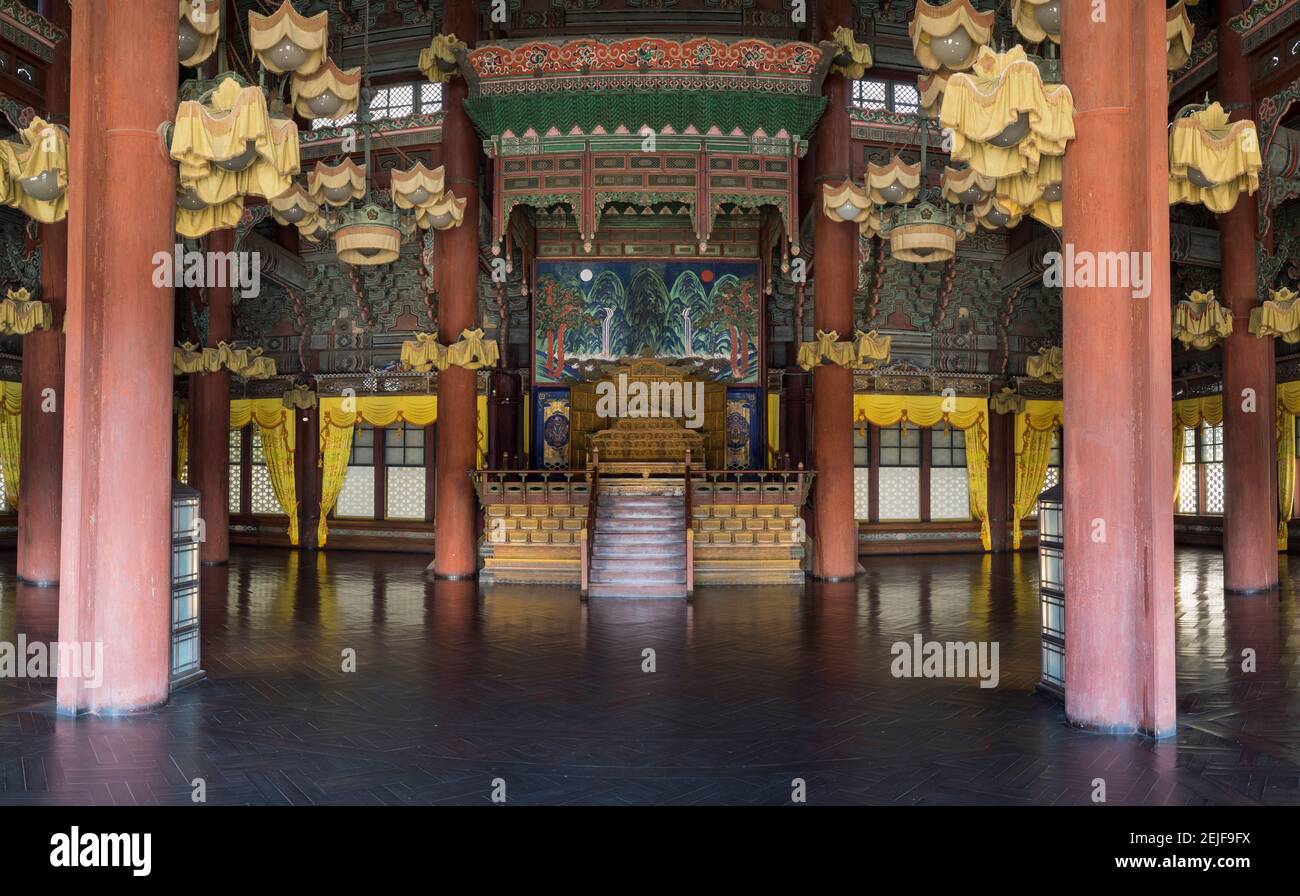 Trono reale nella Sala di Injeongjeon, Palazzo Changdeokgung, Seoul, Corea del Sud Foto Stock
