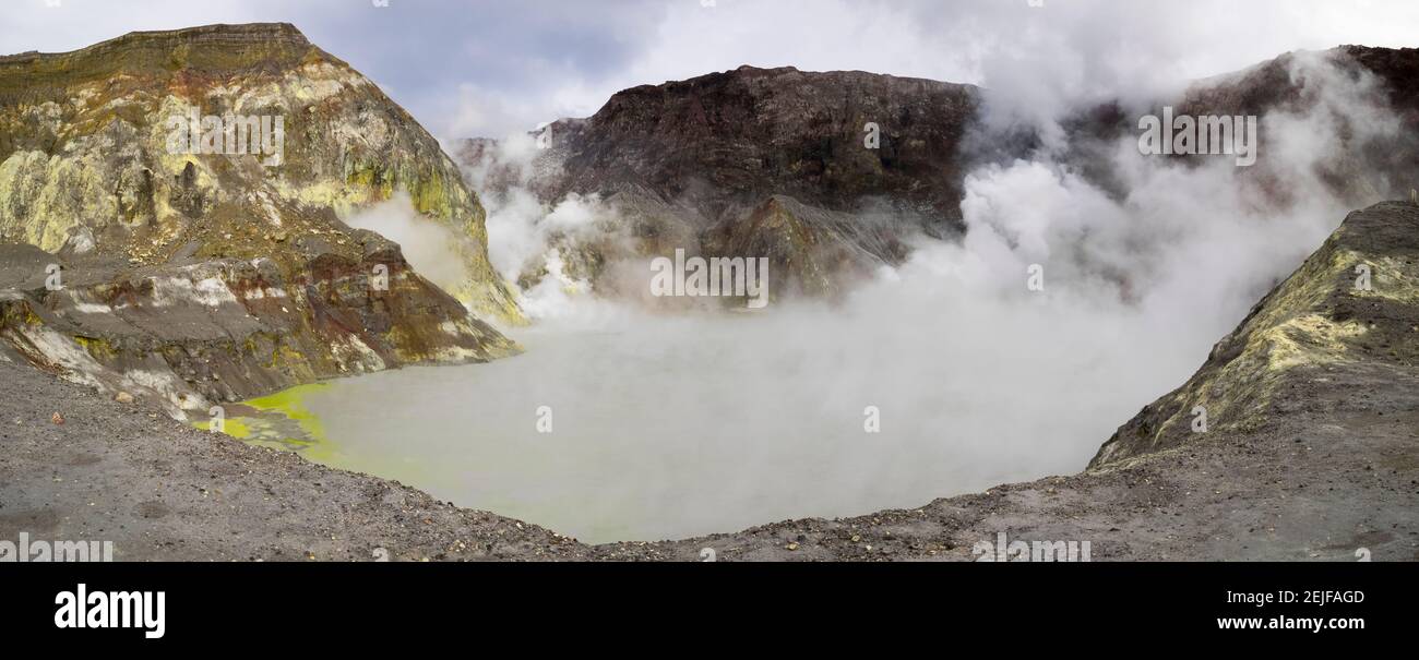 Vista del lago Crater sul vulcano White Island, Bay of Plenty, North Island, Nuova Zelanda Foto Stock