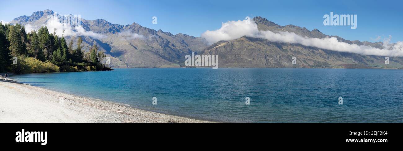 Vista della Baia di Wilson, il Lago Wakatipu visto da Glenorchy-Queenstown Road, la Regione di Otago, l'Isola del Sud, la Nuova Zelanda Foto Stock