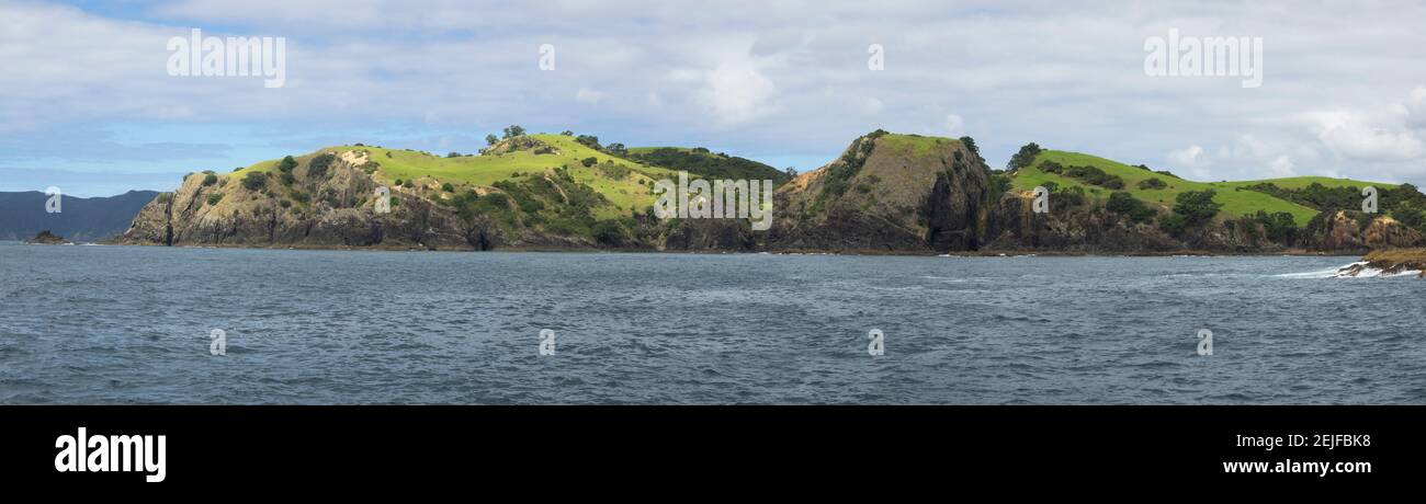 Vista dell'Isola di Motukiekie, della Baia delle Isole, della Regione del Nord, dell'Isola del Nord, della Nuova Zelanda Foto Stock