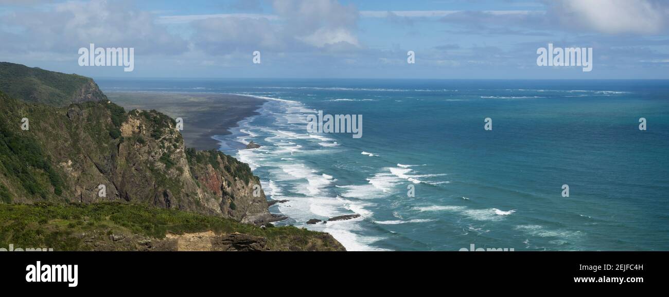 Vista rialzata della spiaggia costiera, Isola del Nord, Nuova Zelanda Foto Stock