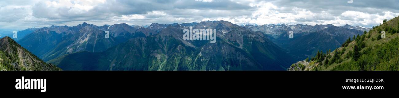 Vista panoramica delle Purcell Mountains, Kicking Horse Resort, Golden, British Columbia, Canada Foto Stock