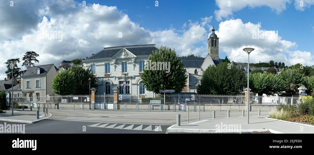 Facciata della Chiesa di nostra Signora dell'Assunzione e Scuola contro cielo nuvoloso, Vouvray, Indre-et-Loire, Valle della Loira, Francia Foto Stock