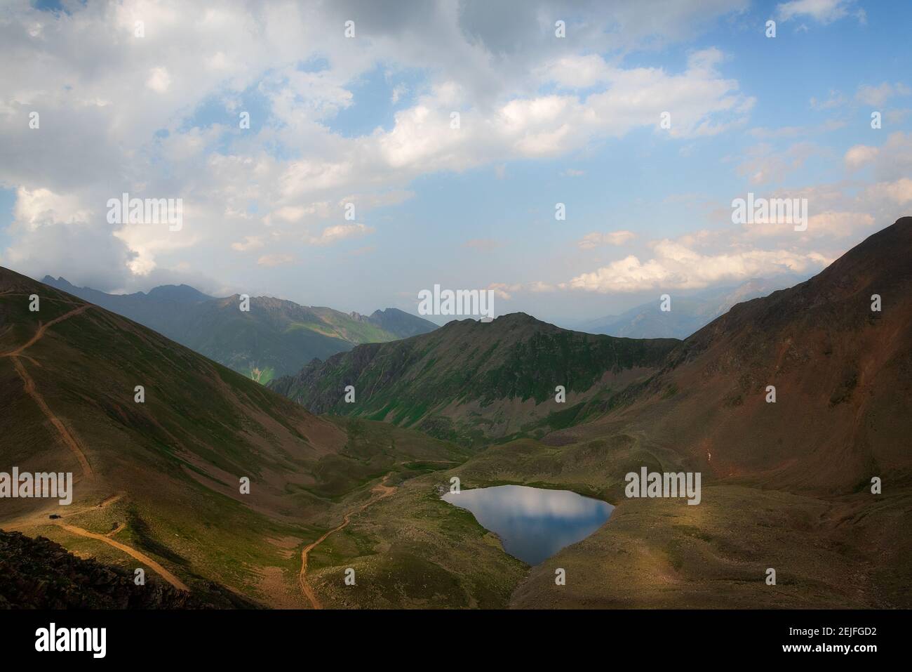 Lago alpino Shobaidak nella gola di montagna Mukhinsky del Riserva di Teberdinsky Foto Stock