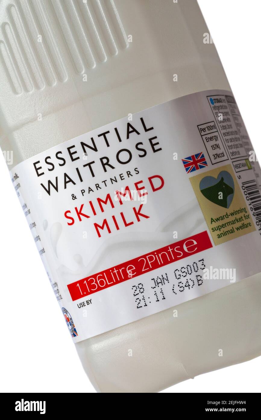 Etichetta sul flacone di latte scremato Essential Waitrose & Partners 2 pinte Foto Stock