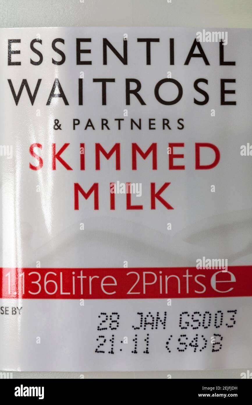 Etichetta sul flacone di latte scremato Essential Waitrose & Partners 2 pinte Foto Stock