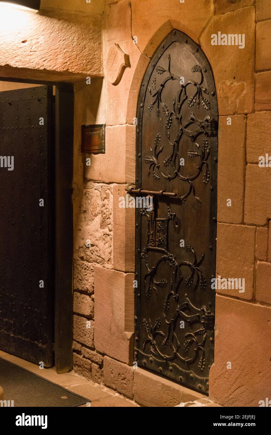 Porta in legno con ferro all'interno del castello di Haut-Koenigsbourg, Alsazia, Francia Foto Stock