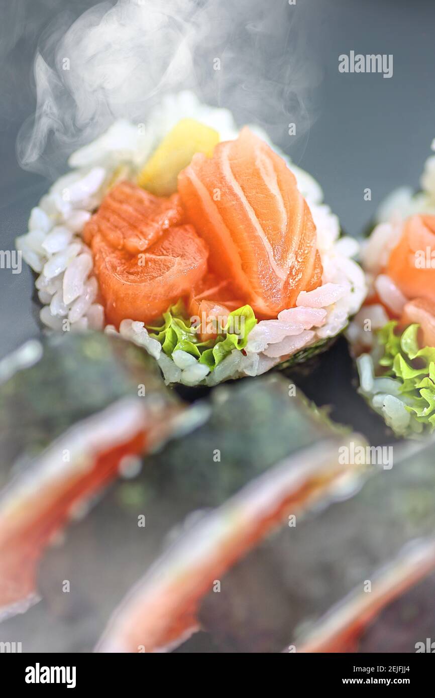salmone affumicato al sushi servito in un ristorante Foto Stock