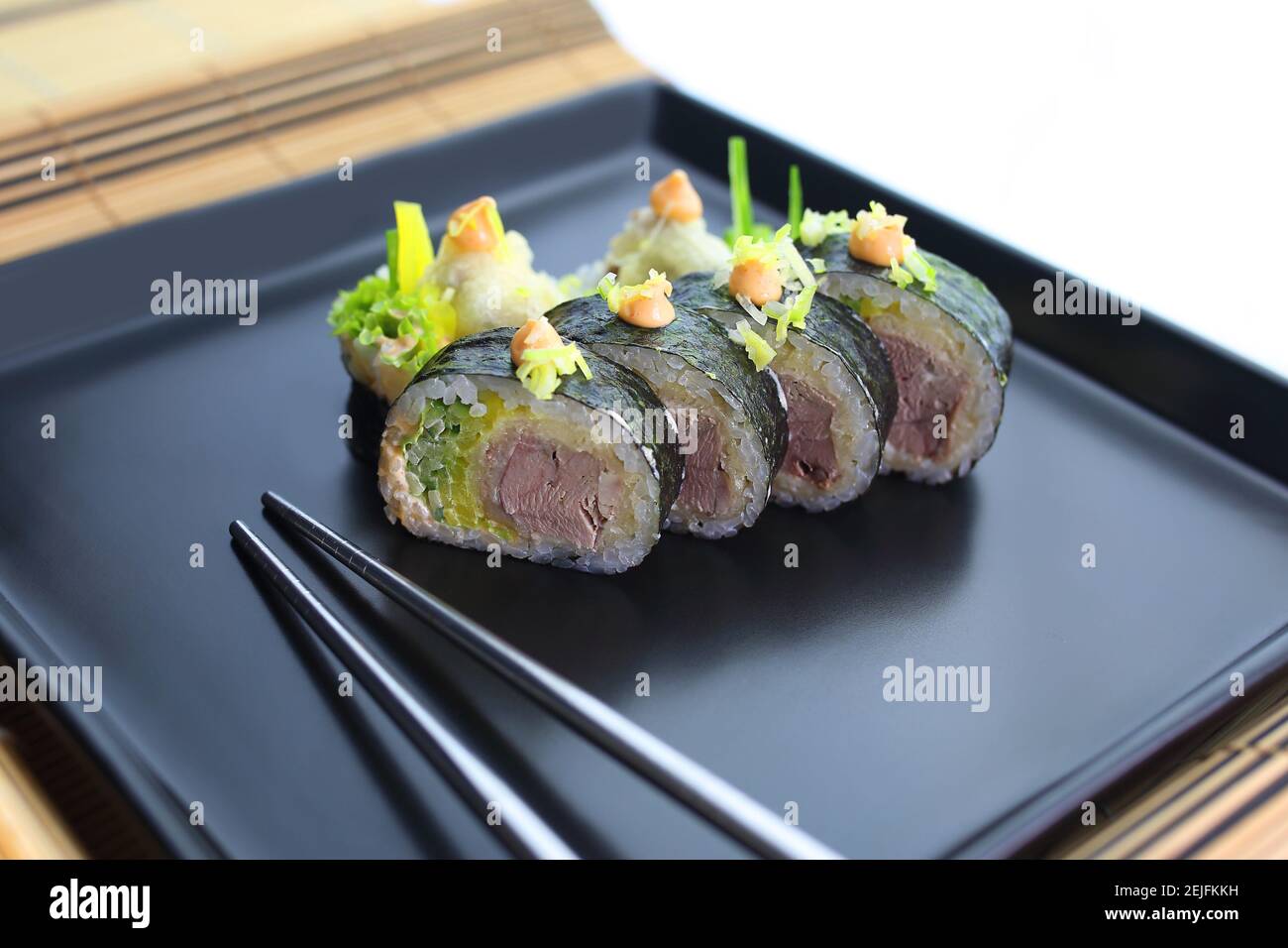 sushi di pollame servito in modo colorato e appetitoso Foto Stock