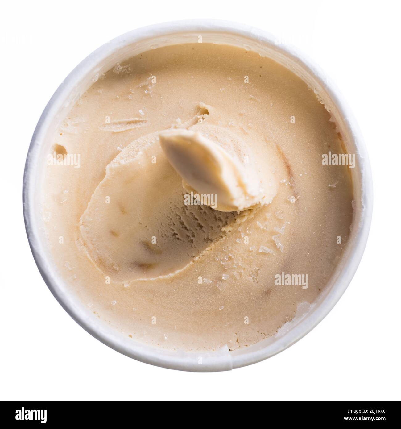gelato al caramello nella tazza di carta isolata su bianco sfondo Foto Stock