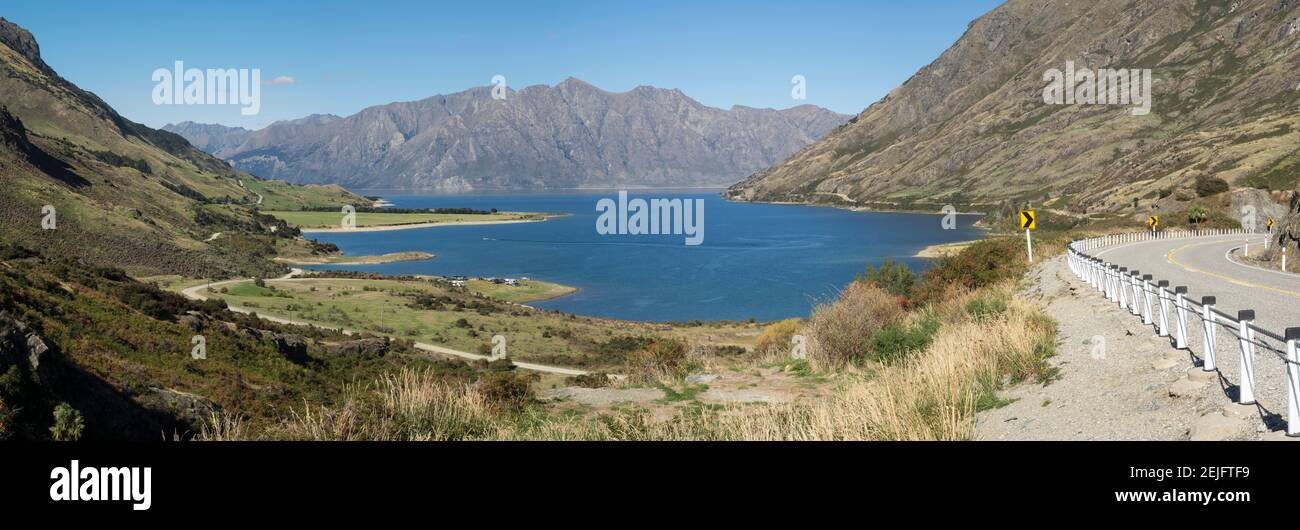 Lago circondato da montagne, Lago Hawea, Makarora-Lake Hawea Road, state Highway 6, Queenstown-Lakes District, Regione di Otago, Isola del Sud, Nuova Zelanda Foto Stock