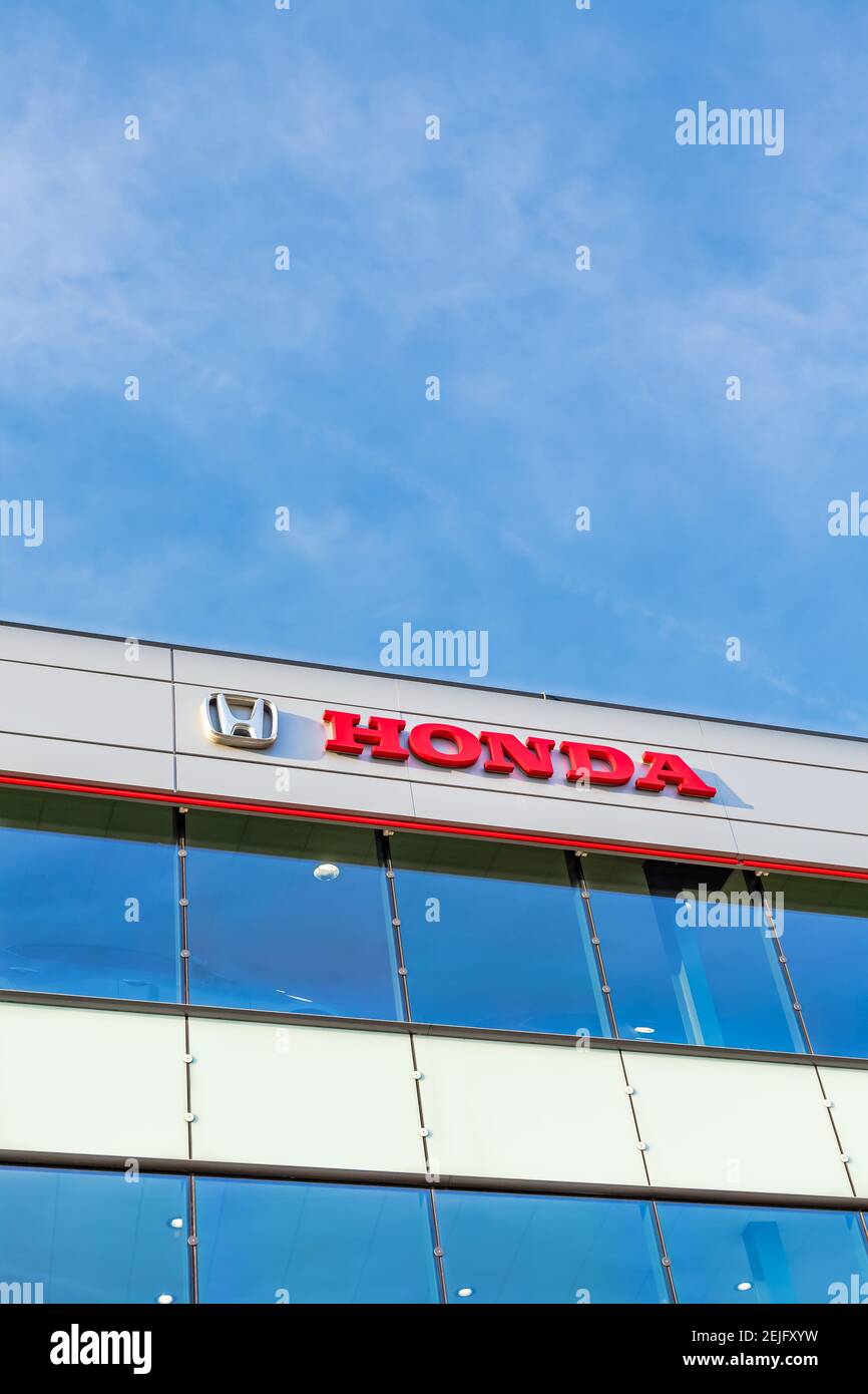 Logo Honda su sfondo blu brillante situato nell'edificio della sede della  concessionaria a Lione, Francia - 23 febbraio 2020 Foto stock - Alamy
