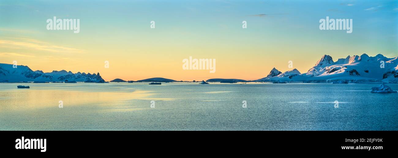 Vista panoramica di lasciare Lemaire Channel, Antartide Foto Stock