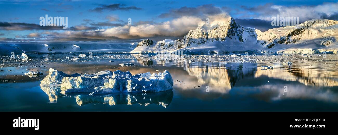 Iceberg galleggianti in Ocean, Antartide Foto Stock