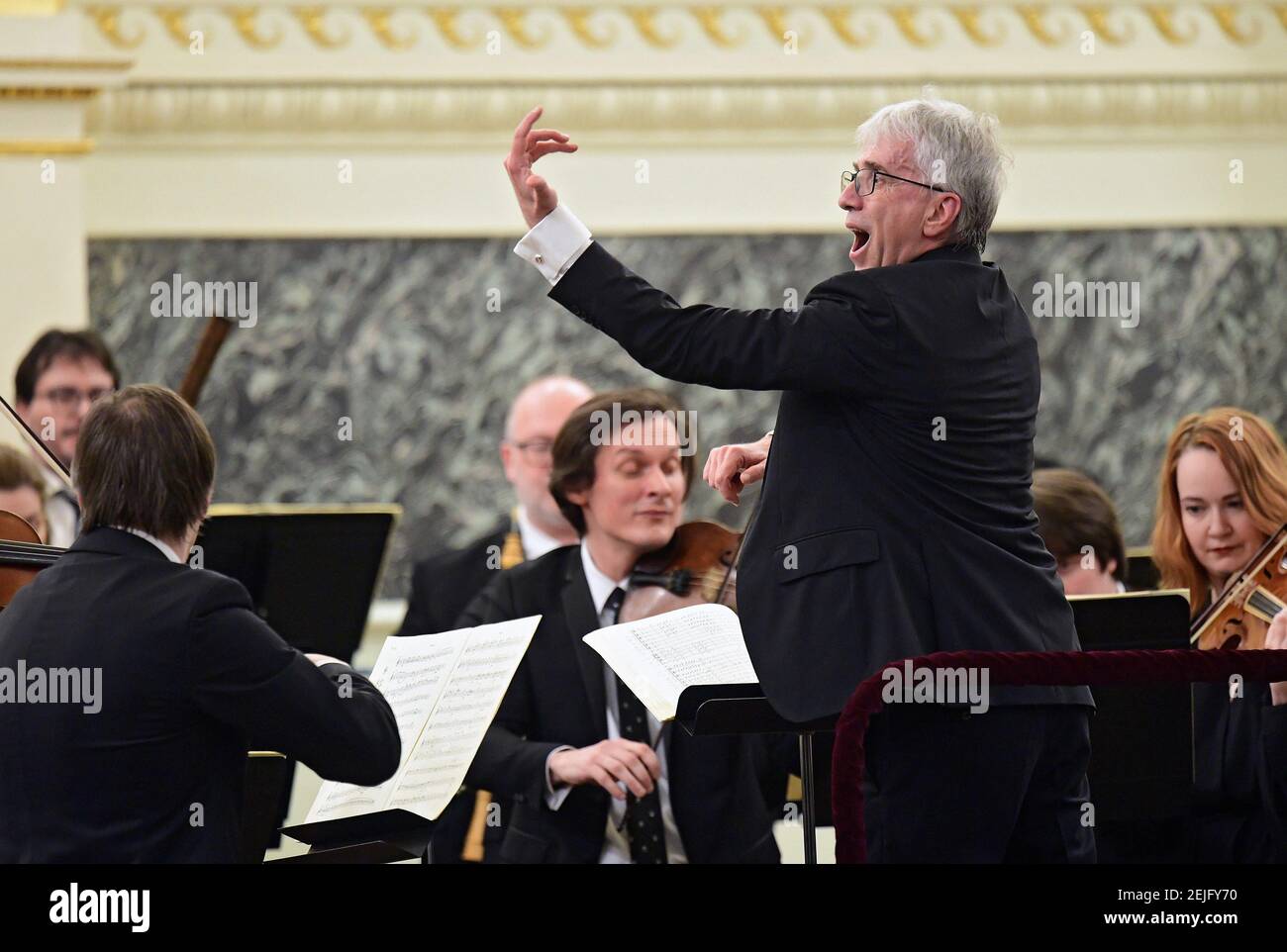 Il direttore italiano Giovanni Antonini dirige l'Orchestra di Musicaeterna  durante il concerto presso la Capella