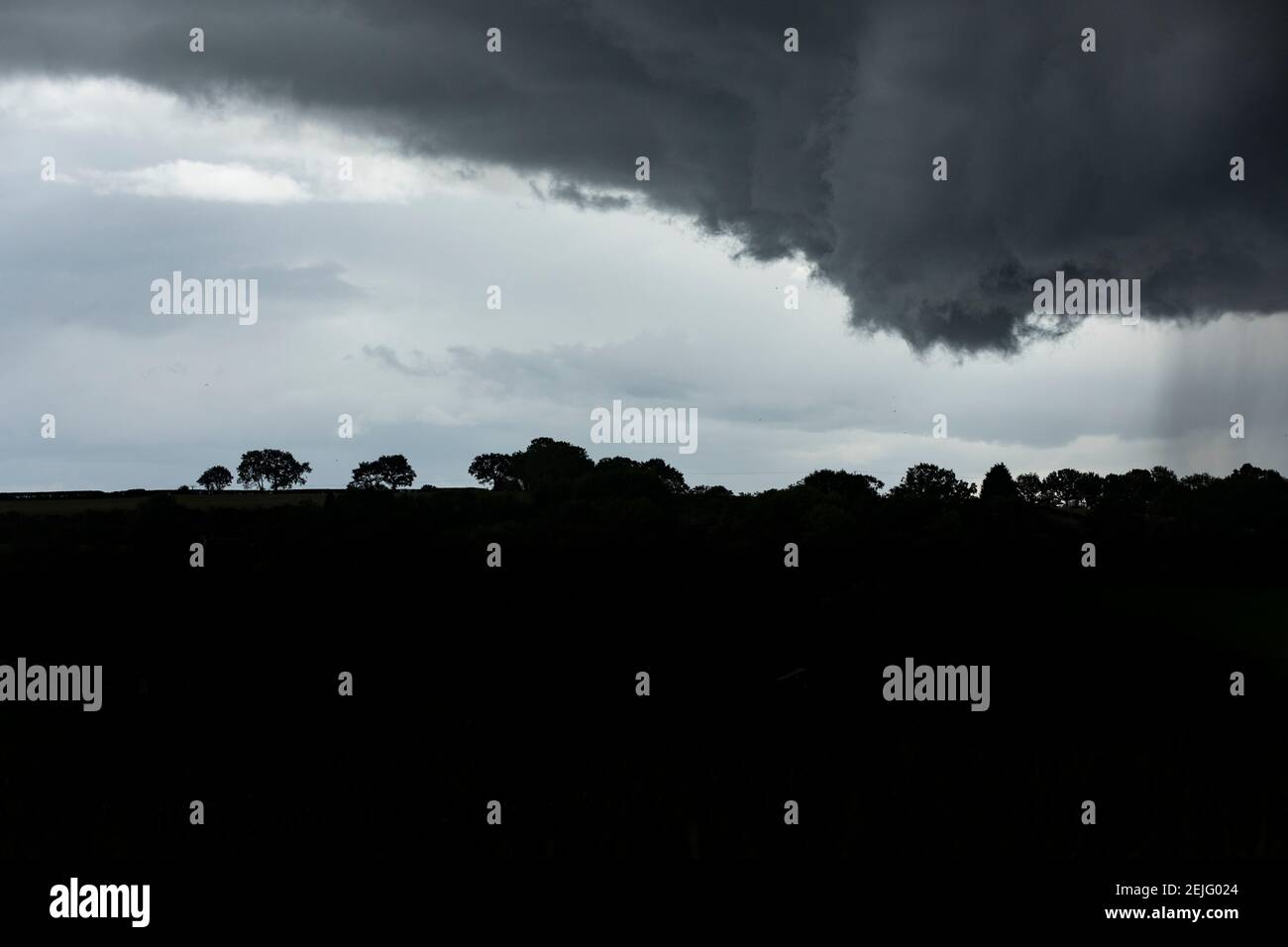 Nuvole tempeste che si formano sulla campagna a Tardepigge, Worcestershire, Regno Unito Foto Stock