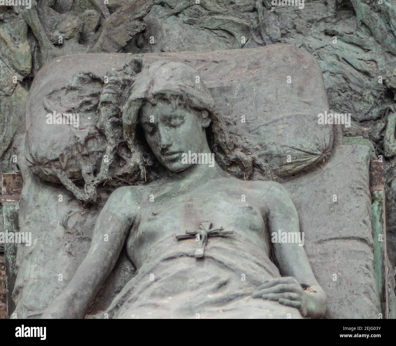 il sogno della morte è lo straordinario monumento funebre che Decora lo scultore il santuario di Isabella Airoldi Casati Enrico Butti.Milano, Italia Foto Stock