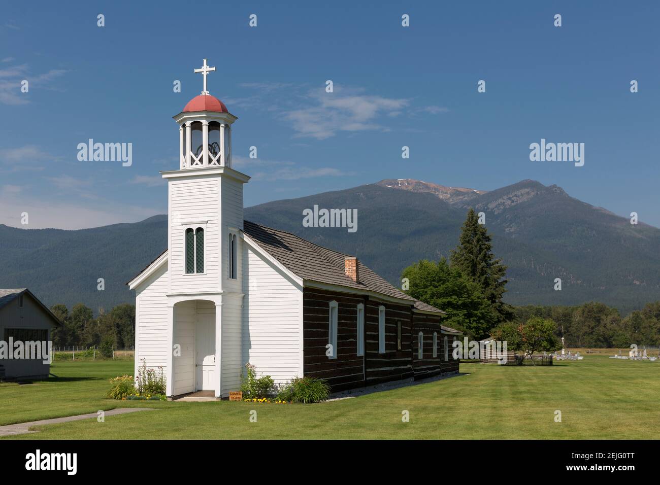 Vista della missione di Santa Maria a Stevensville, Montana, con Saint Mary Peak in lontananza. Foto Stock