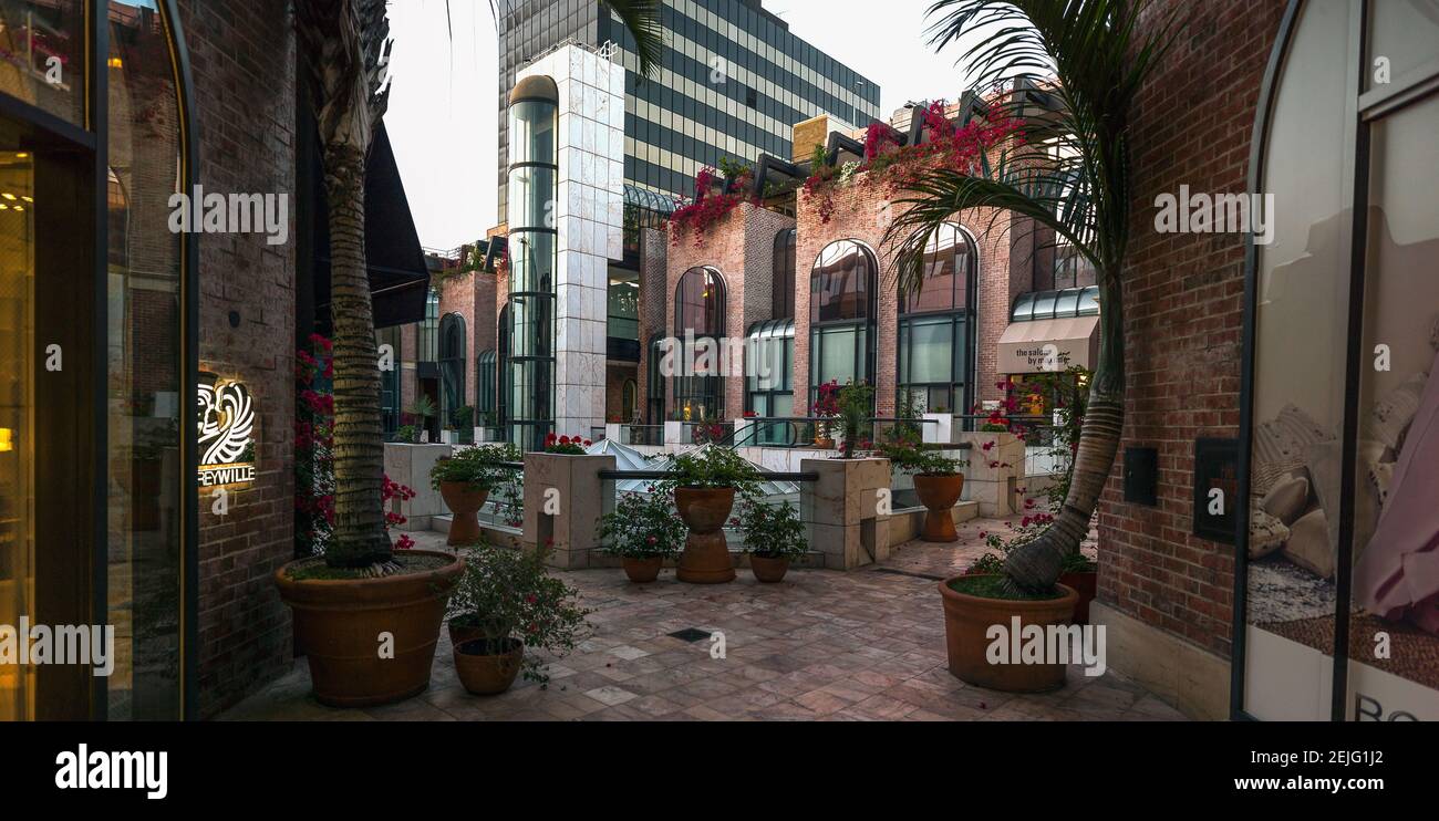 Vista del centro commerciale in una città, Rodeo Collection, Rodeo Drive, Beverly Hills Business Triangle, Beverly Hills, Los Angeles County, California, USA Foto Stock