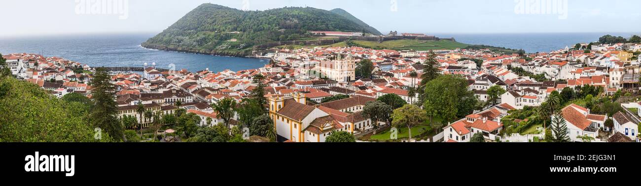 Vista ad alto angolo della città sull'isola, Angra do Heroismo, isola di Terceira, Azzorre, Portogallo Foto Stock