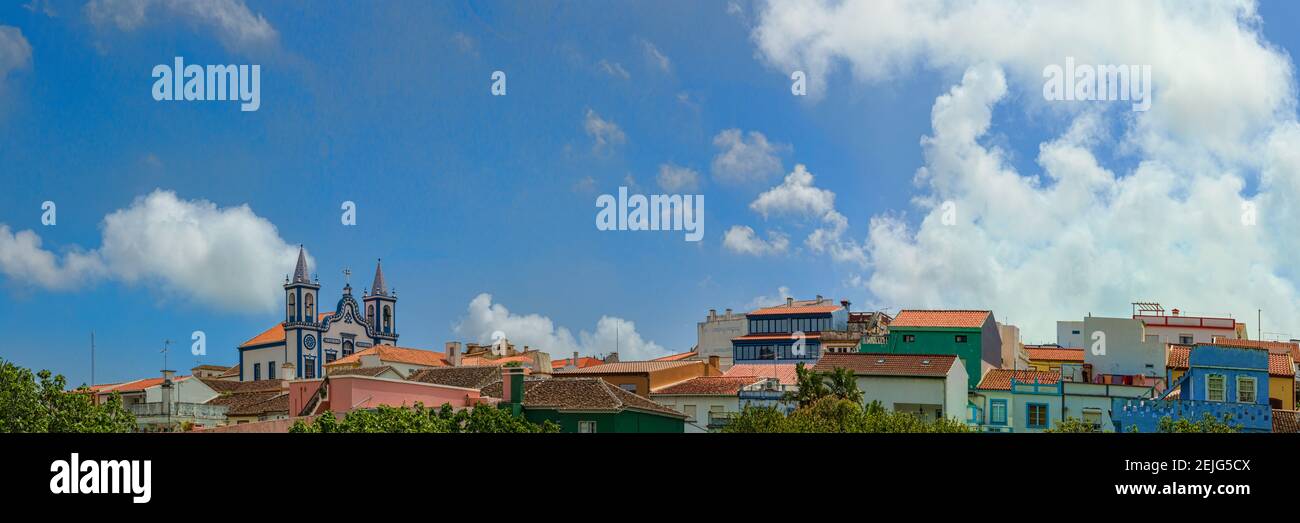 Nuvole su edifici in una città, Praia da Vitoria, Isola di Terceira, Azzorre, Portogallo Foto Stock