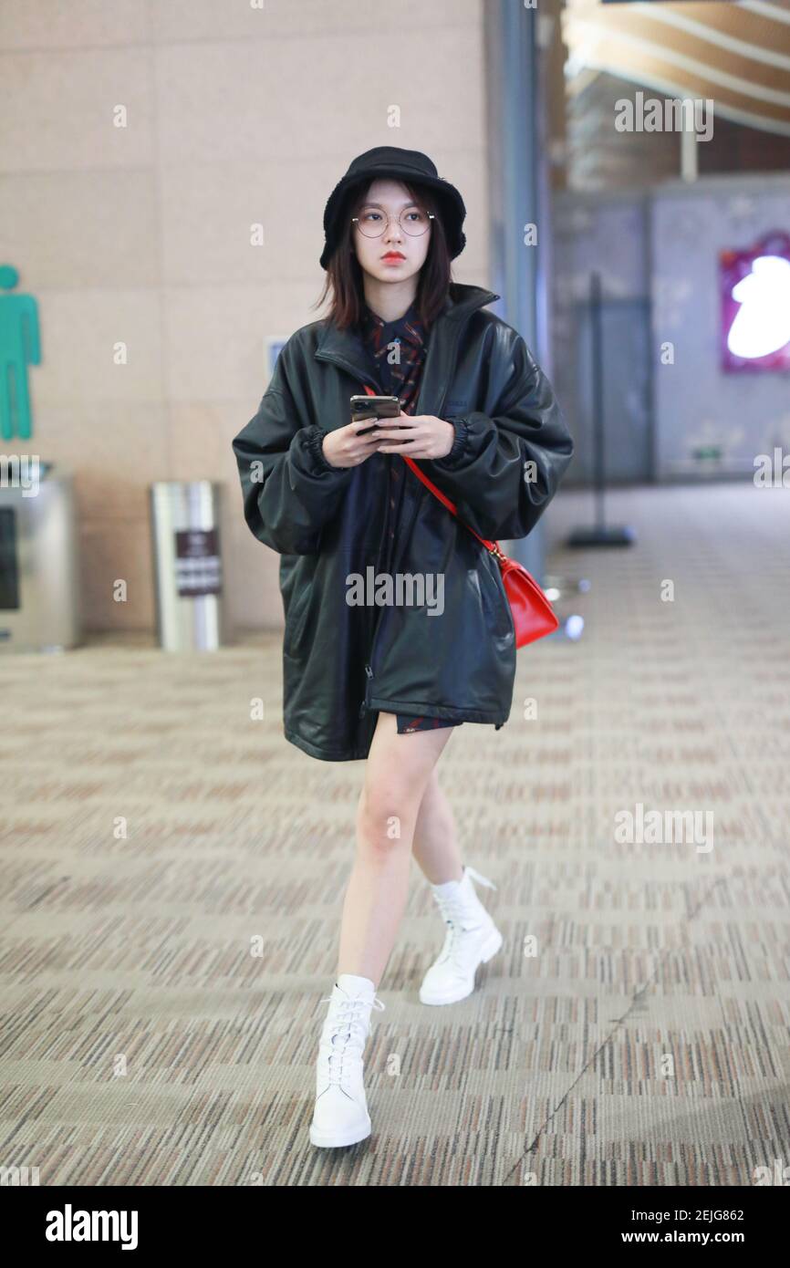 Cantante cinese con sede in Corea del Sud e memebr del gruppo di ragazze  sudcoreane-cinesi Cosmic Girls Cheng Xiao arriva in un aeroporto di Pechino  prima della partenza a Pechino, in Cina,