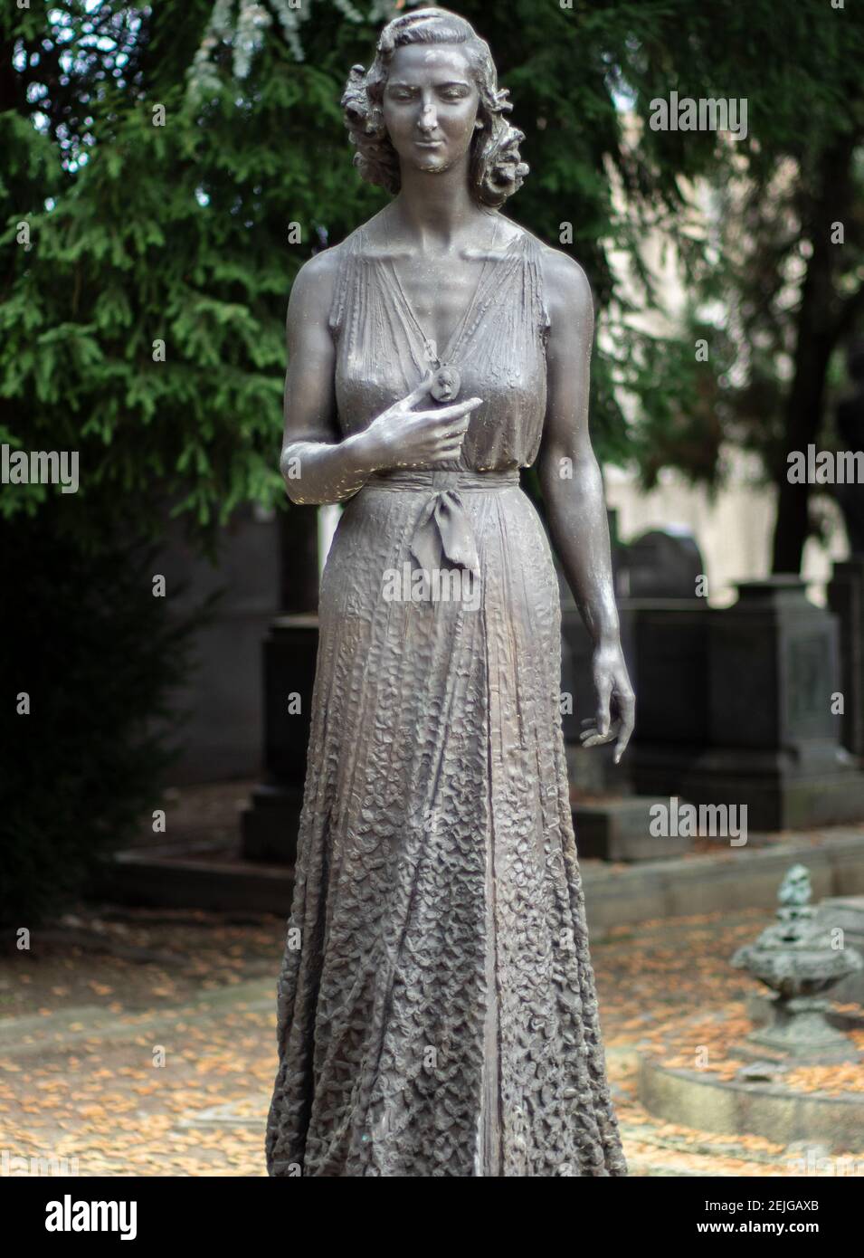 splendido monumento funebre che decorano la tomba di una giovane donna Al cimitero monumentale di Milano Foto Stock