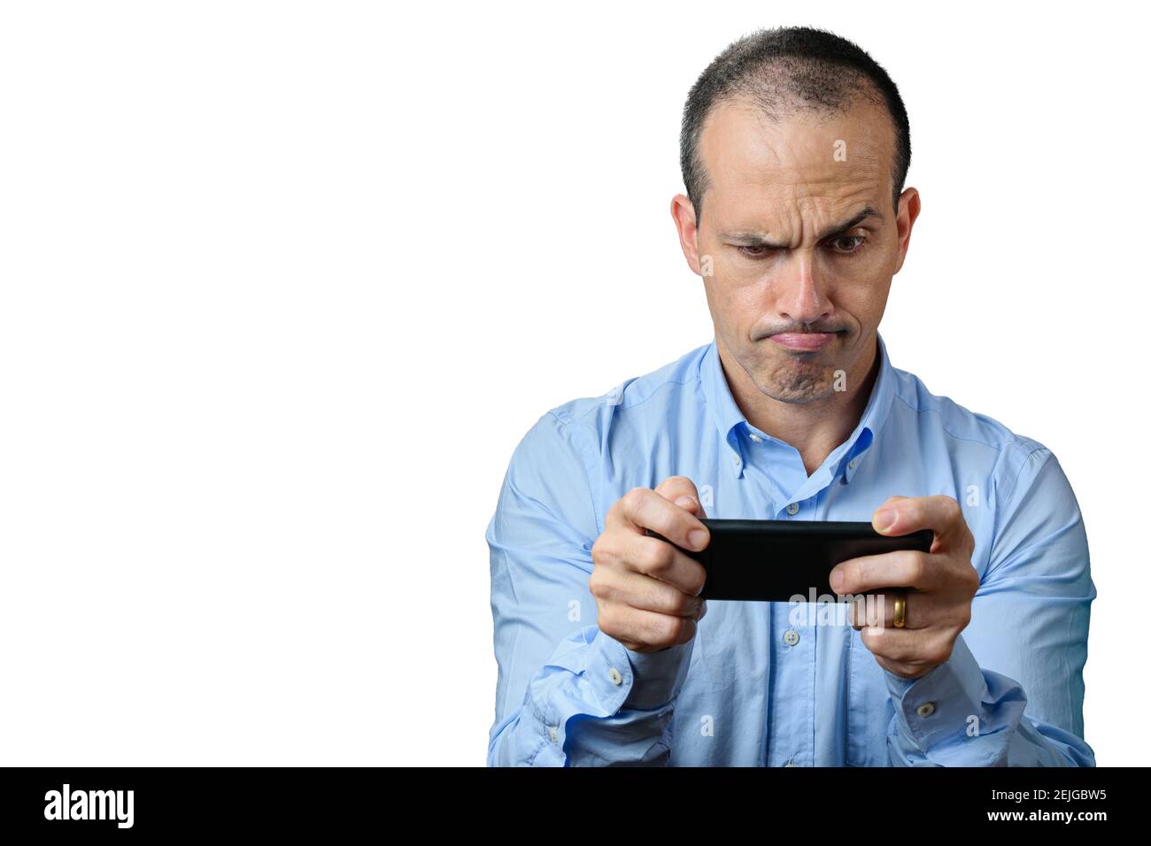 Uomo maturo in abbigliamento formale guardando il suo smartphone e mordendo il labbro superiore. Foto Stock