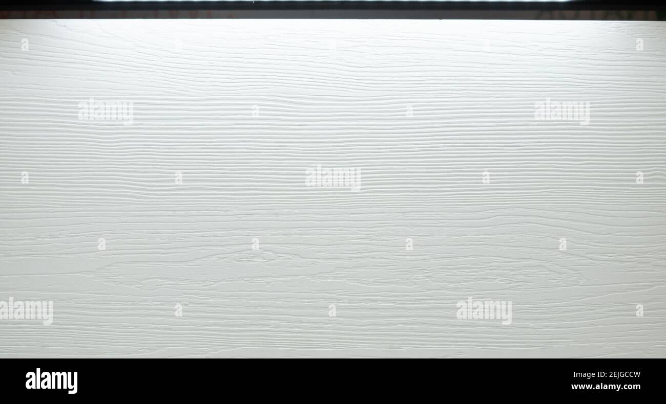 Struttura in legno bianco di assi di pino con nodi. Carta da parati in scala di grigi. Vista dall'alto del tavolo. Sfondo di legno dipinto di bianco Foto Stock