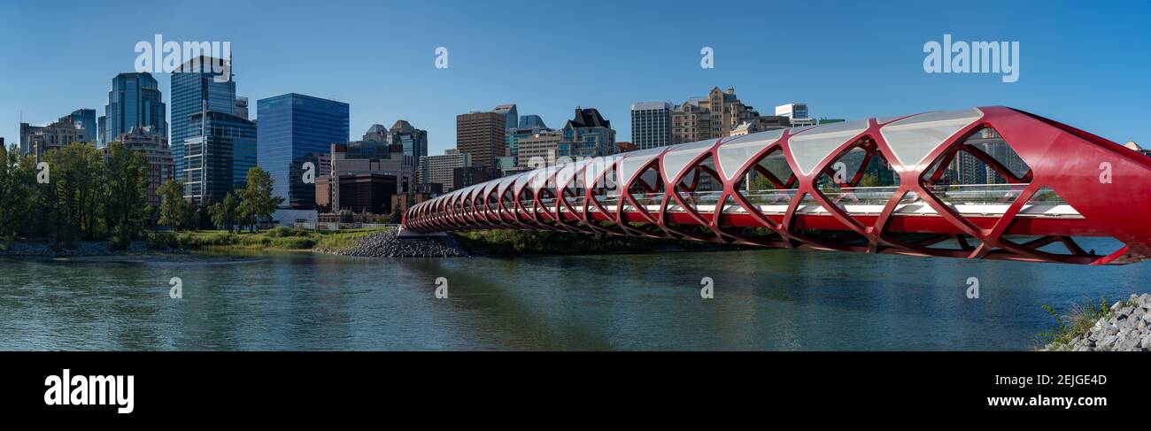 Vista del Peace Bridge con i lucernari sullo sfondo, fiume Bow, Calgary, Alberta, Canada Foto Stock