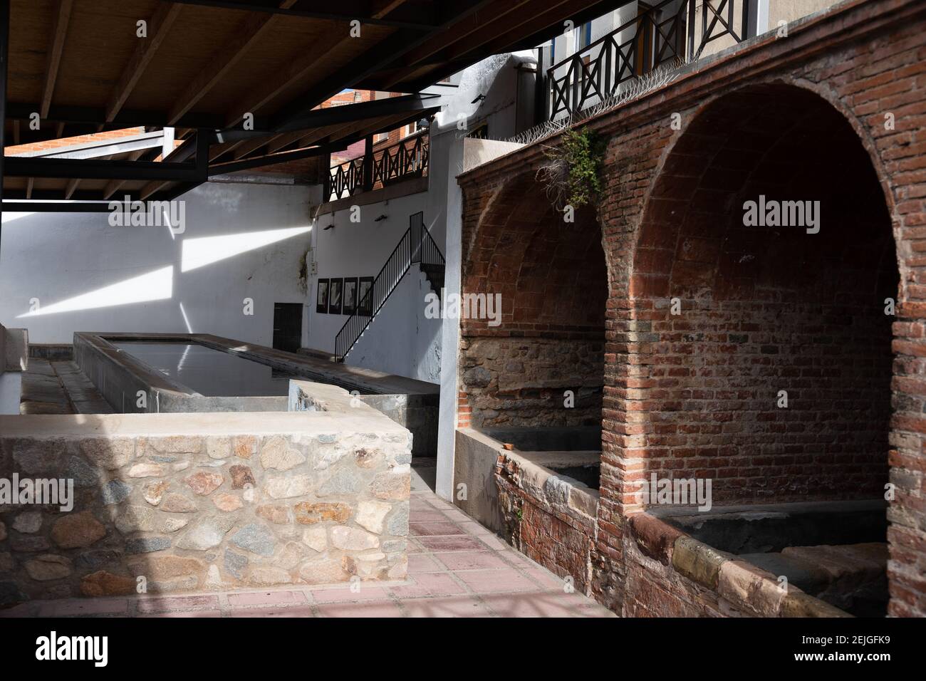 CALDES DE MONTBUI, SPAGNA - 31 GENNAIO 2021: antico romano, piscina e bagno con acqua minerale per la guarigione e lavaggio abiti. Acqua termale calda a Catal Foto Stock