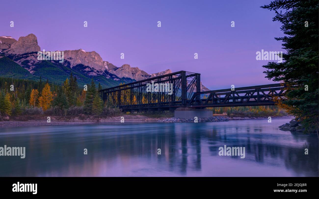 Canmore Engine Bridge sul fiume Bow, Canmore, Alberta, Canada Foto Stock