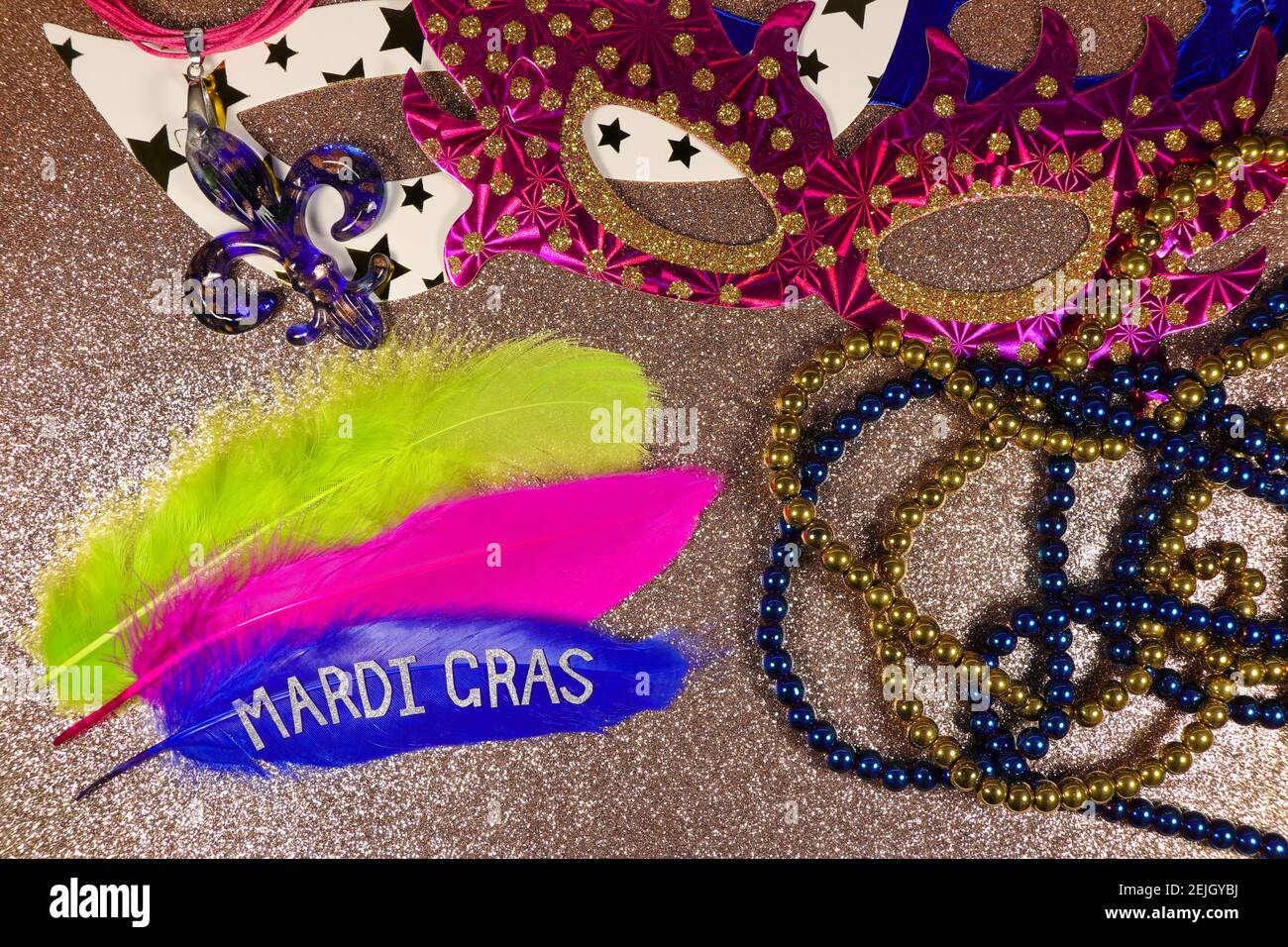 Mardi Gras Feathers e Gioielli con maschere facciali in oro Foto Stock