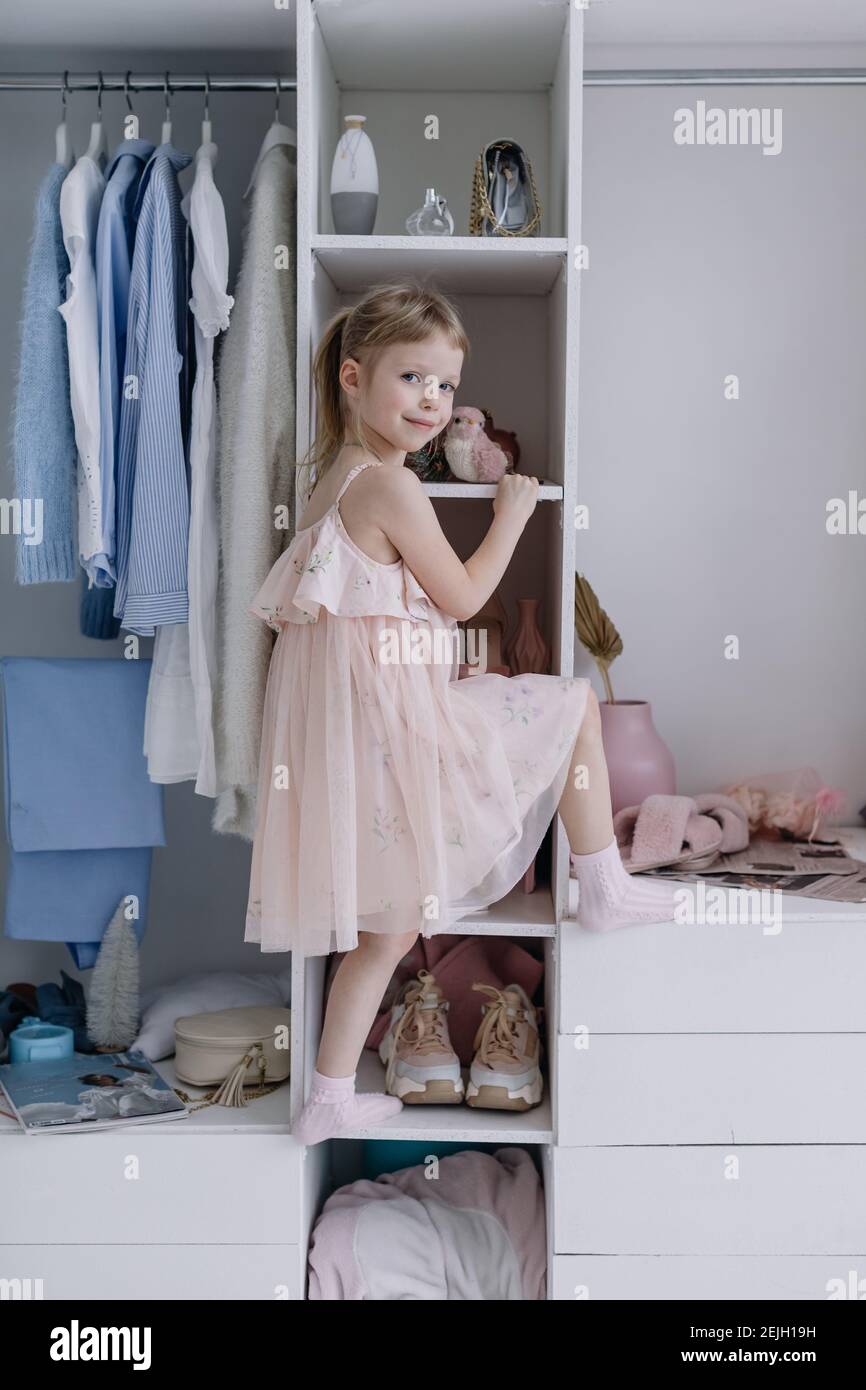 Ritratto di una bambina in un bel vestito. Ragazza guarda la macchina fotografica Foto Stock
