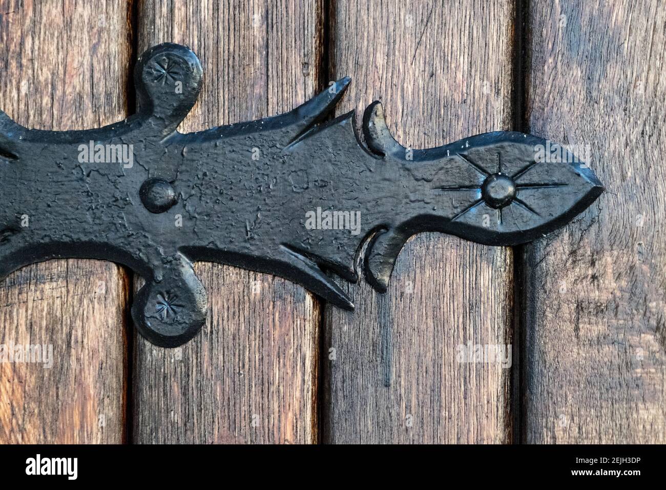 elemento decorativo in metallo nero su porte in legno Foto Stock