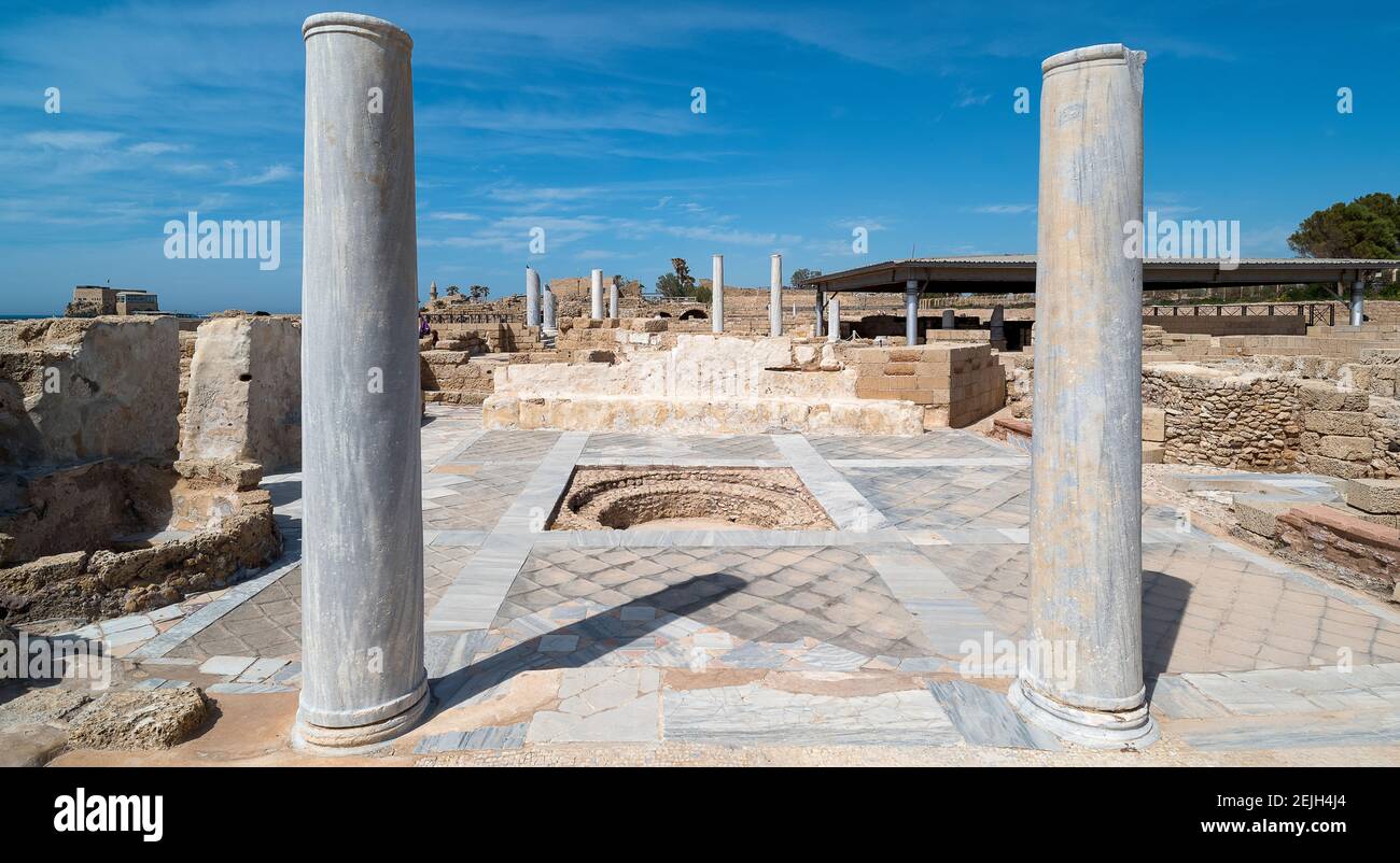 Colonne in sito archeologico nell'antica città portuale di Cesarea, Israele Foto Stock