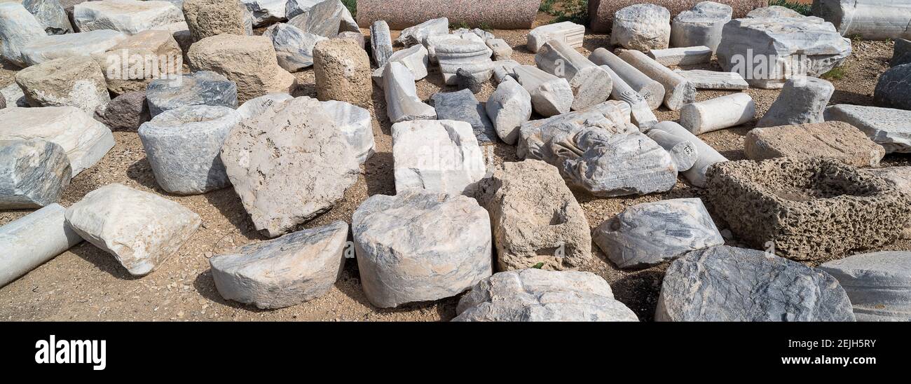 Vista delle pietre presso il sito archeologico nell'antica città portuale di Cesarea, Tel Aviv, Israele Foto Stock