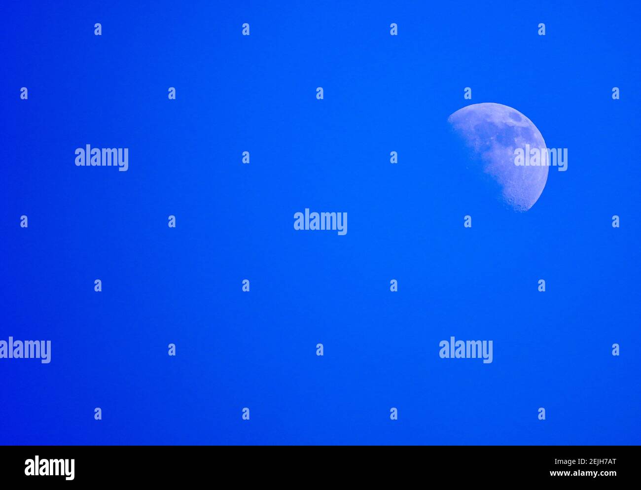 Luna ceretta di giorno con cielo blu. Foto Stock