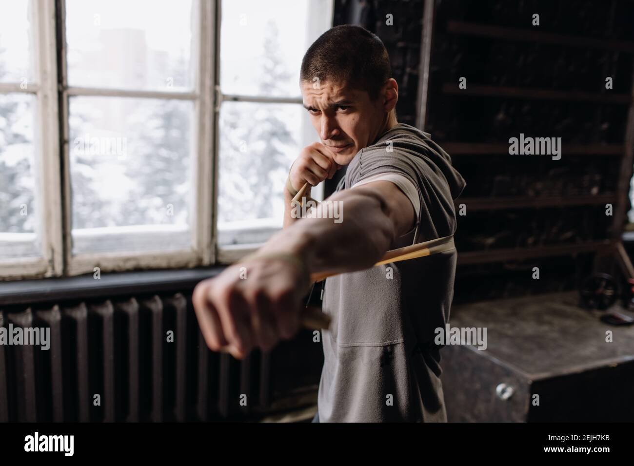 Fighter uomo fresco in pugilato bendaggi treni in palestra. Arti marziali miste Foto Stock