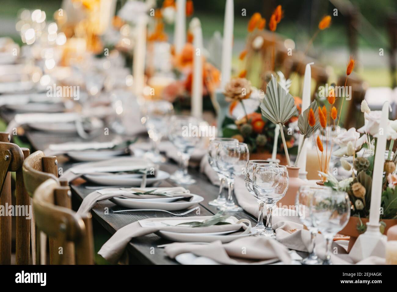 Boho rustico moderno tavolo per gli ospiti design, cerimonia di nozze all'aperto, catering e organizzazione Foto Stock