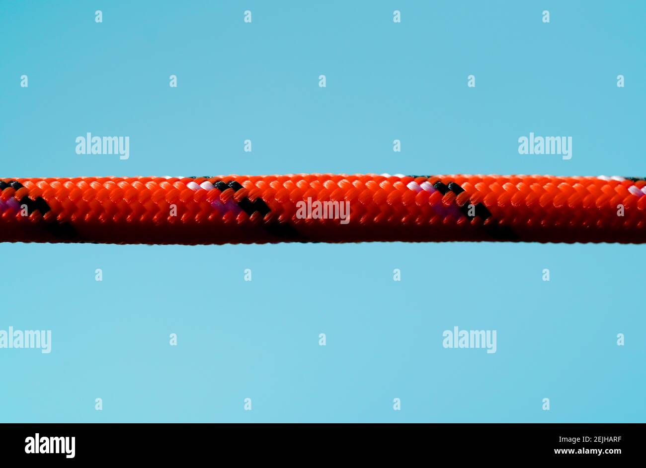 Corda in nylon rosso con fondo blu Foto Stock